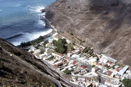 En la isla de Santa Elena desembarcaron casi una treintena de pasajeros del Hondius