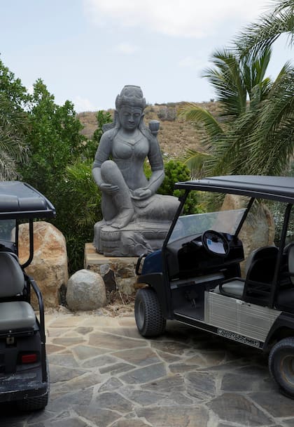 La isla está decorada en estilo balinés. No hay autos, cada huésped puede disponer de un carrito de golf.