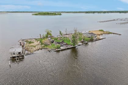 La isla está situada en medio de Grass Lake