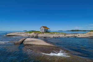 La isla está situada en una isla privada de la costa este de Estados Unidos, en Maine