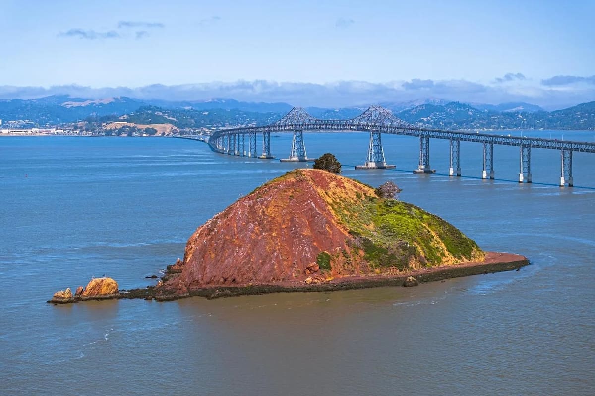 La isla está ubicada en la Bahía de San Francisco; tiene vista al Puente Richmond, la Belvedere Island y la ciudad