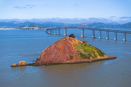 La isla está ubicada en la Bahía de San Francisco; tiene vista al Puente Richmond, la Belvedere Island y la ciudad