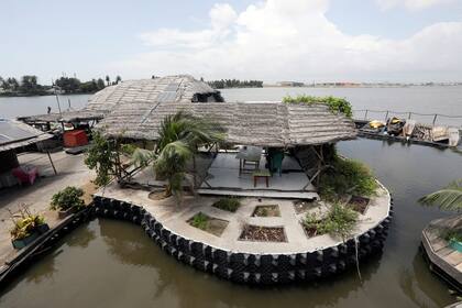 La isla flotante se balancea sobre la superficie de la laguna Ebrie en Abidjan, el centro económico de la Costa de Marfil de África occidental