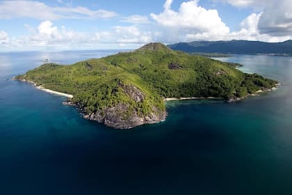 La isla Moyenne, en Seychelles tiene 0,4 km de largo y 0,3 km de ancho, con una altura máxima de 61 m por encima del mar