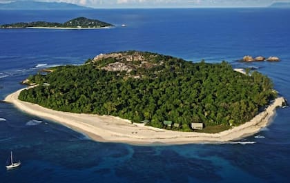 La isla privada en las Seychelles, rodeada por aguas turquesas, se convirtió en uno de los símbolos más extravagantes del caso Bettencourt. En 2012 fue vendida por 60 millones de dólares.