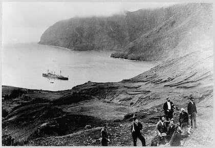 La isla Robinson Crusoe, tal como se la veía a finales del siglo XIX o principios del XX. El barco que se encuentra en la bahía de Cumberland es el crucero Esmeralda
