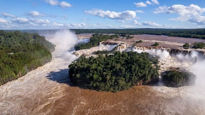 La Isla San Martín, y al fondo la Garganta del Diablo