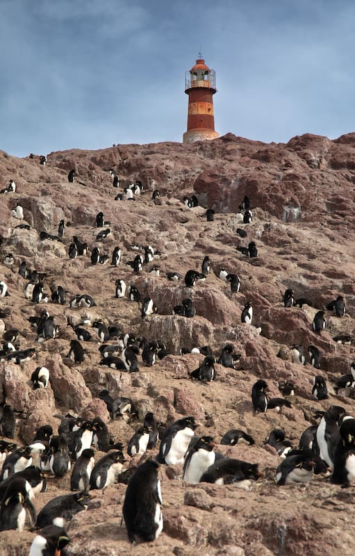 La isla se encuentra a 25 kilómetros de la costa y contiene un faro de 120 años