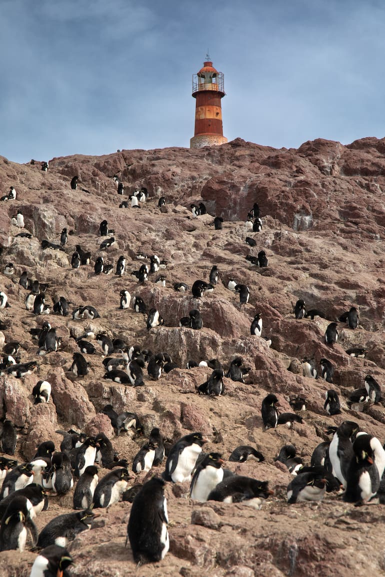 La isla se encuentra a 25 kilómetros de la costa y contiene un faro de 120 años