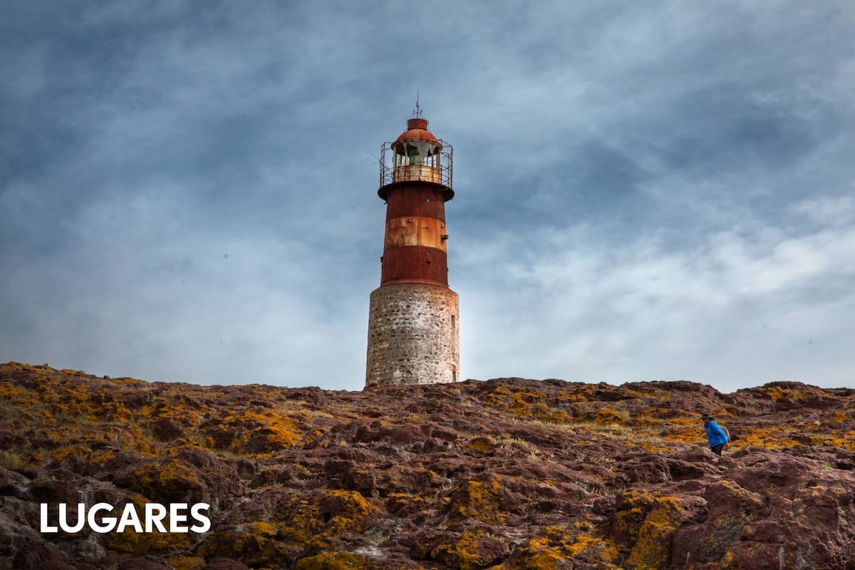 La isla se encuentra a 25 kilómetros de la costa y contiene un faro de 120 años