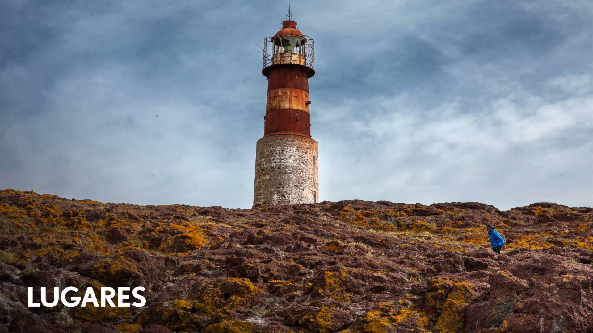 La isla se encuentra a 25 kilómetros de la costa y contiene un faro de 120 años