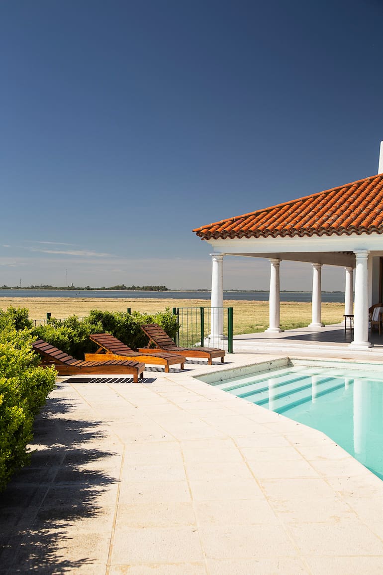 La isla tiene como base una mansión que fue mandada a construir por una aristócrata austríaca en la década del 80 y se volcó al turismo desde 2010.