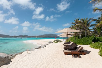 La isla tiene tres playas privadas