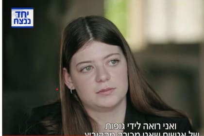 La israelí Noga Weiss, que fue rehén de Hamas en Gaza, en la entrevista con Canal 12