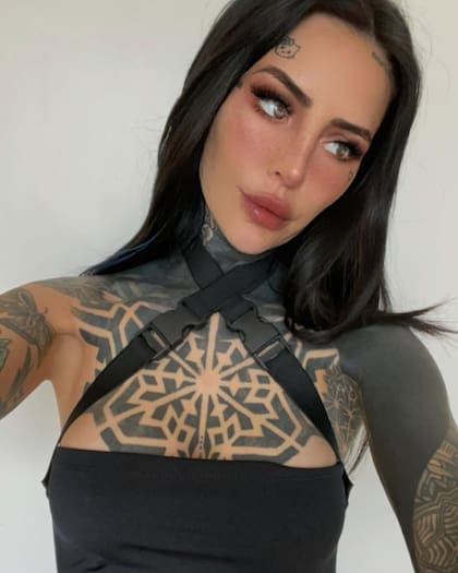 La it girl se mostró con un look osado y sin el vendaje del posoperatorio