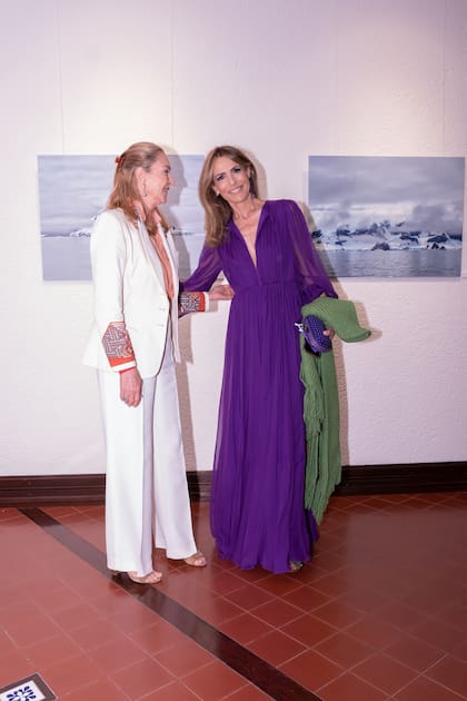 La italiana Paola Marzotto recorre la exhibición junto a Rosella Della Giovampaola.