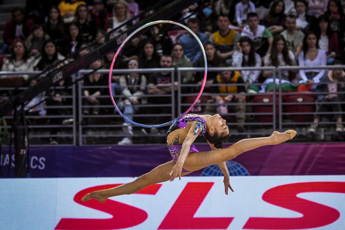 La italiana Sofia Rafaelli , medallista en parís 2024, pedía de rodillas perdón por haber realizado mal un ejercicio, según reveló La Gazzetta dell Sport (Photo by Georgi Paleykov/NurPhoto via Getty Images)