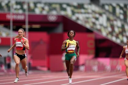 La jamaiquina Shelly-Ann Fraser-Pryce gana su eliminatoria de los 100 metros, el viernes 30 de julio de 2021, en Tokio. (AP Foto/Petr David Josek)