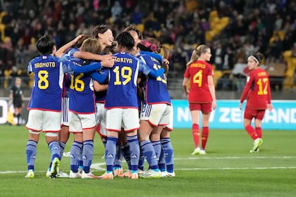 La japonesa Mina Tanaka celebra con sus compañeras el cuarto gol de su equipo en su partido del grupo C del Mundial femenino