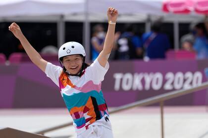 La japonesa Momiji Nishiya celebra después de ganar la final de skateboarding para mujeres en los Juegos Olímpicos 2020, el lunes 26 de julio de 2021, en Tokio. (AP Foto/Ben Curtis)