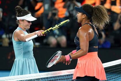 Naomi Osaka es felicitada por Jennifer Brady después de ganar la final en Melbourne.