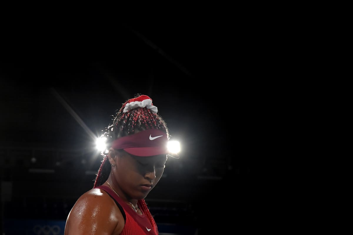 La japonesa Naomi Osaka compite contra la República Checa Marketa Vondrousova durante el partido de tenis femenino de la tercera ronda de los Juegos Olímpicos de Tokio 2020 en el Ariake Tennis Park de Tokio el 27 de julio de 2021