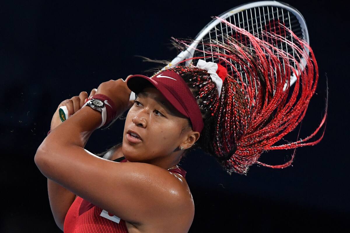 La japonesa Naomi Osaka devuelve el balón a Marketa Vondrousova de la República Checa durante el partido de tenis de la tercera ronda individual femenina de los Juegos Olímpicos de Tokio 2020 en el Ariake Tennis Park de Tokio el 27 de julio de 2021