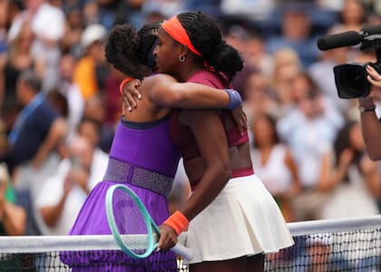 La japonesa Naomi Osaka saluda a la estadounidense Coco Gauff, tras el partido