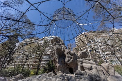 La jaula de los cóndores, una estructura que se construyó en 1903 para los festejos en Plaza de Mayo, fue restaurada como parte de la renovación del Ecoparque