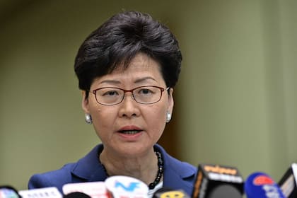 La jefa de gobierno de Hong Kong, Carrie Lam, durante una conferencia de prensa; sus críticos la acusas de ser una "marioneta" de Pekín