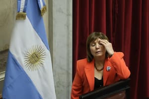 La oposición dialoguista le quita su respaldo y la continuidad de Adorni pende de un hilo