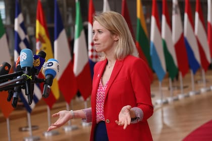 La jefa de política exterior de la Unión Europea, Kaja Kallas, habla con los medios a su llegada a una cumbre de la UE