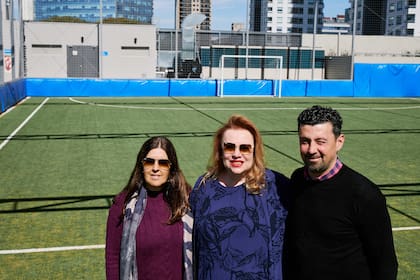 La jefa del Departamento de Educación Física, Liliana Suárez, la rectora, Valeria Bergman, y Rodrigo Feller, director del predio, en la terraza del polideportivo