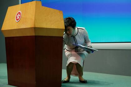 La jefa del Ejecutivo de Hong Kong, Carrie Lam, también tuvo que abandonar una conferencia de prensa