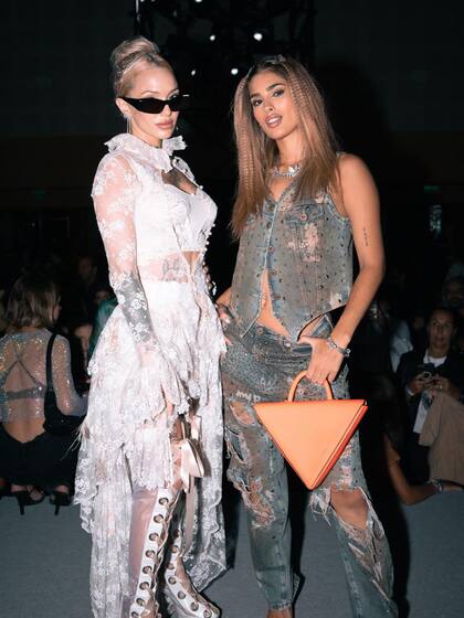 La Joaqui desembarcó en el Bafweek con un estilo nupcial. Vestida por Vero de la Canal, llevó un vestido blanco bordado de mangas largas y falda irregular que combinó con unas largas botas transparentes acordonadas