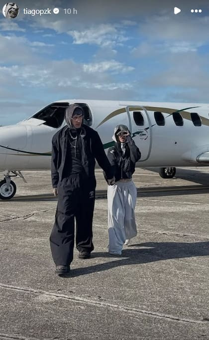 La Joaqui y Tiago PZK hicieron público su romance el domingo 27 de septiembre por la noche, cuando el músico compartió una foto de ambos tomados de la mano mientras descendían de un avión