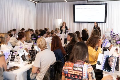 La jornada comenzó con la SKINKO Glow Session, una masterclass que estuvo enfocada en la preparación del rostro y técnicas de maquillaje.