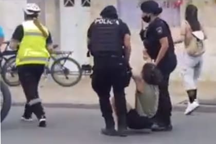 La jornada de descontrol e incidentes se produjo en el tradicional parque O´Higgins donde aún se encuentra cerrado el skatepark.