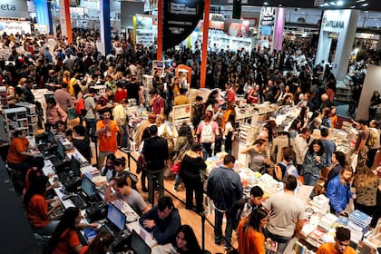 La Feria del Libro, ayer, un verdadero enjambre