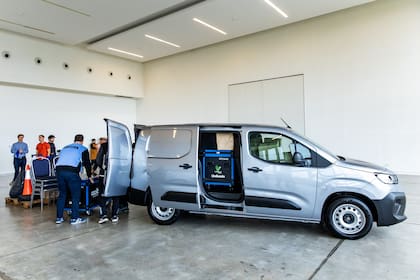 La jornada incluyó una dinámica grupal en equipos diseñada para demostrar de manera práctica la capacidad de volumen y carga de la nueva Berlingo.