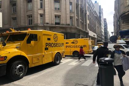 La jornada reeditó la situación generada en la crisis cambiaria del año pasado, cuando se necesitó aumentar la cantidad de billetes en las entidades bancarias de US$3 millones a US$40 millones en 48 horas