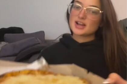 La joven abrió un debate en las redes con su método para cortar la pizza (Foto: Captura de video)