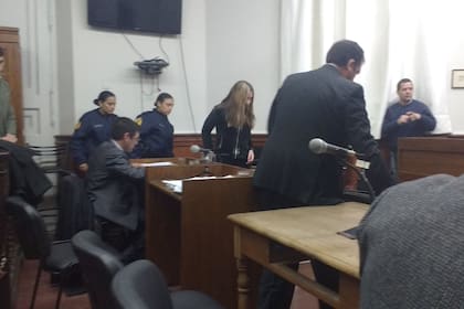 La joven, al igual que el primer día, llegó con el pelo suelto con el que se tapaba la cara durante la audiencia