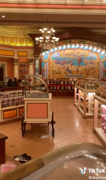 La joven aplicó online para trabajar en una de las tantas tiendas de dulces del parque