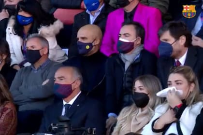 La joven argentina estuvo en la primera fila de la conferencia de su novio (Fuente: Captura de video/ FC Barcelona)