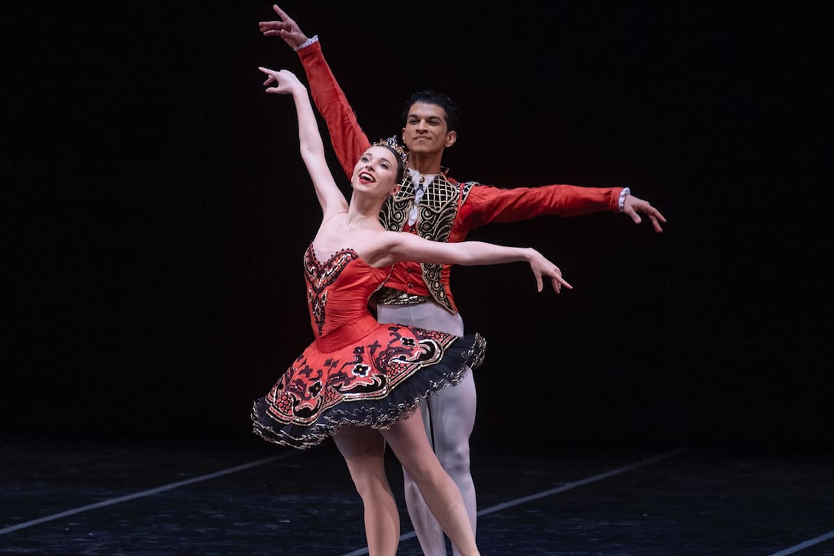 La joven bailarina Mora Capasso, que está haciendo su primer protagónico en el Teatro Colón, con su partenaire Jiva Velázquez, en "Paquita"