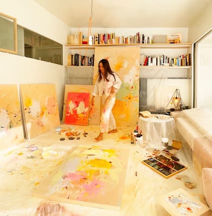 La joven Candela Picado-de Blas es artista, además de arquitecta. E hizo pleno uso de las posibilidades de la luz del departamento para usarlo cuidadosamente como atelier.