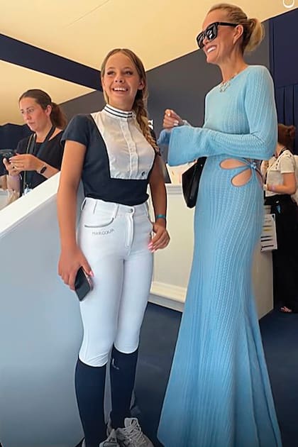 La joven competidora conversa con Laeticia Hallyday