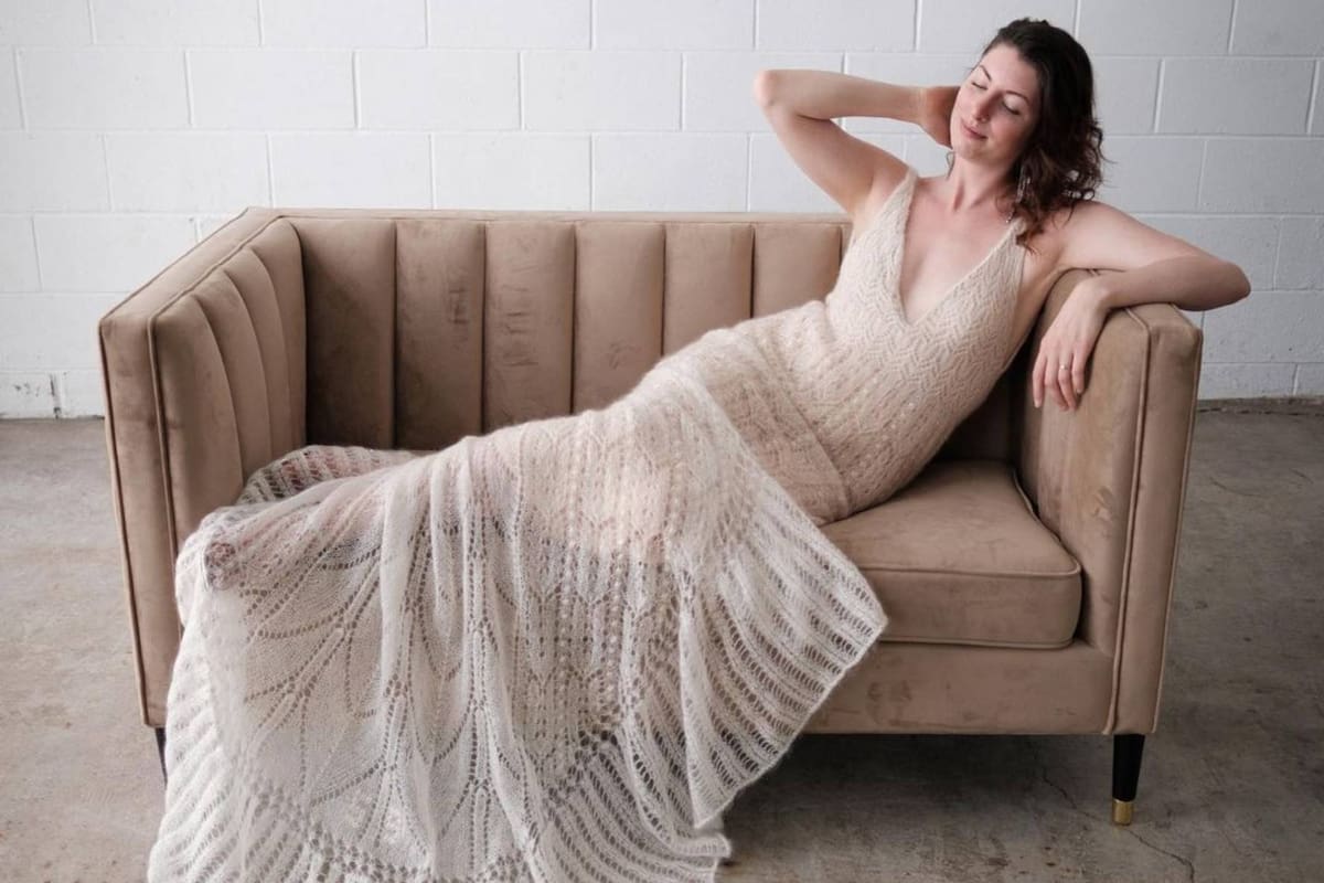 La joven con el vestido terminado