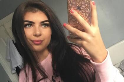 La joven, de 16 años, le pidió a su padre que haga su currículum vitae y se encontró con una horrible sorpresa.